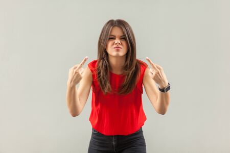 Brünette posiert und fingert sich für die Kamera Brünette posiert und fingert sich für die Kamera